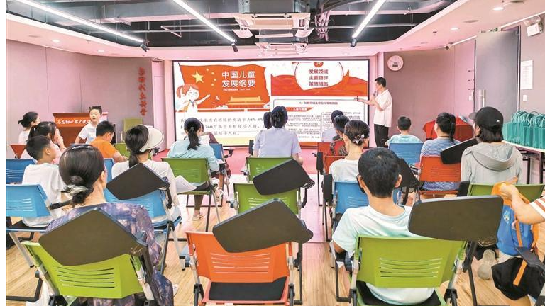 鹭湖社区联合企业共筑科学育儿平台 课题研究专家为居民送育儿指南