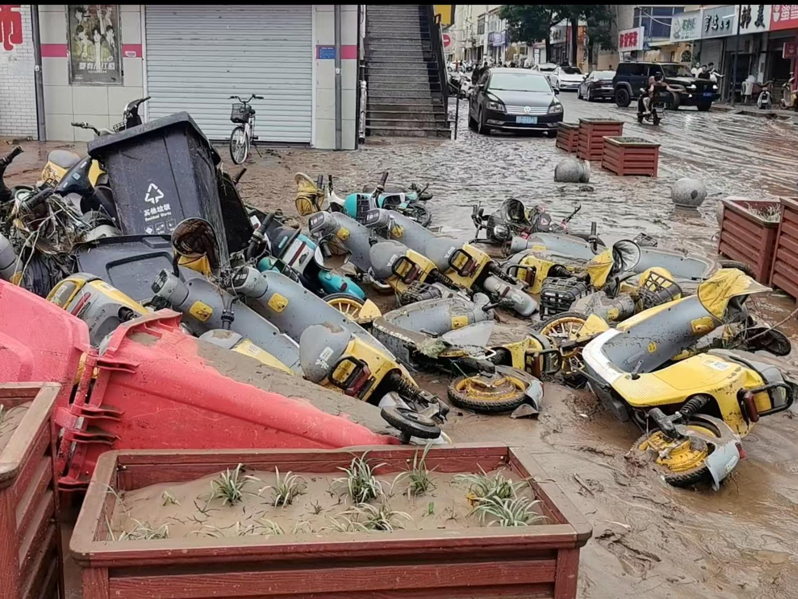河北阜平遇强降雨，全县共转移1289户4655人 