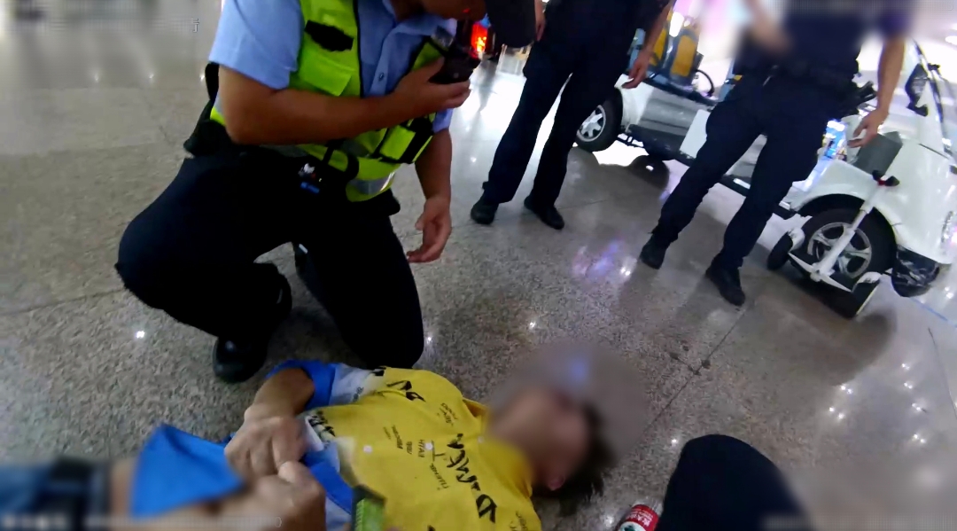 旅客突发疾病晕厥，广州南站执勤民警火速反应紧急救援
