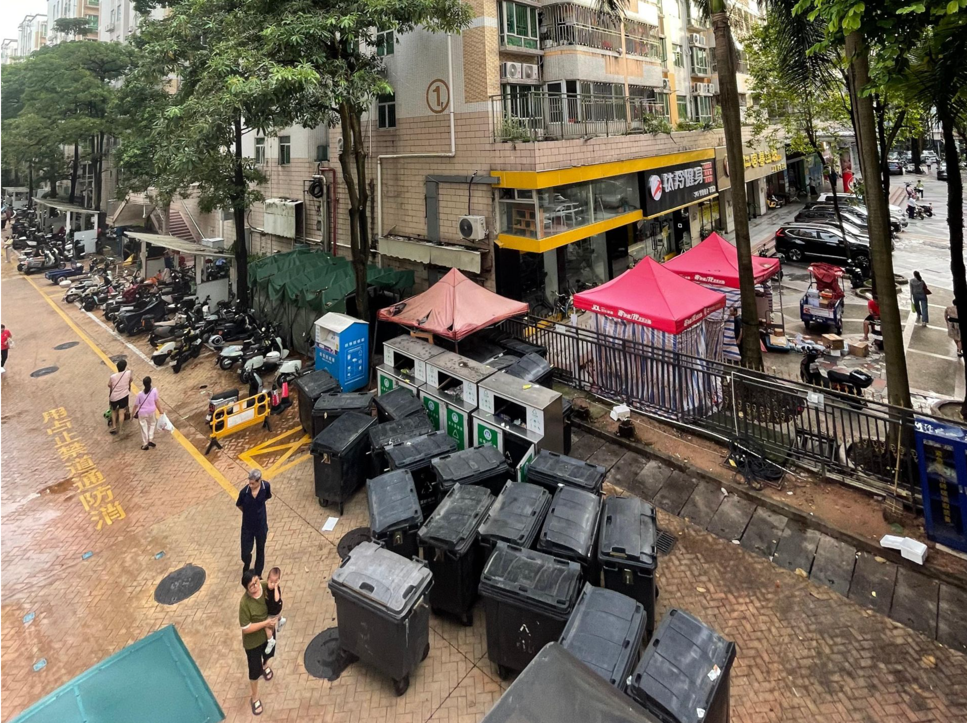 晶报特别报道｜民治一小区垃圾点距阳台不足十米，居民“闭窗度夏”！困局待破