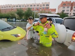 内蒙古包头市齐力应对罕见强降雨