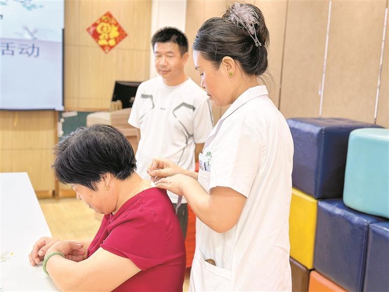 润城社区社康医生为长者贴三伏贴