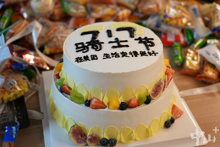 汗水浸着“准时达”，外卖骑手跑单的“热辣滚烫” | 高温下的奋斗者