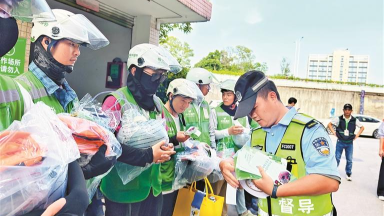 龙华：骑手节里送清凉 社区关怀暖心房