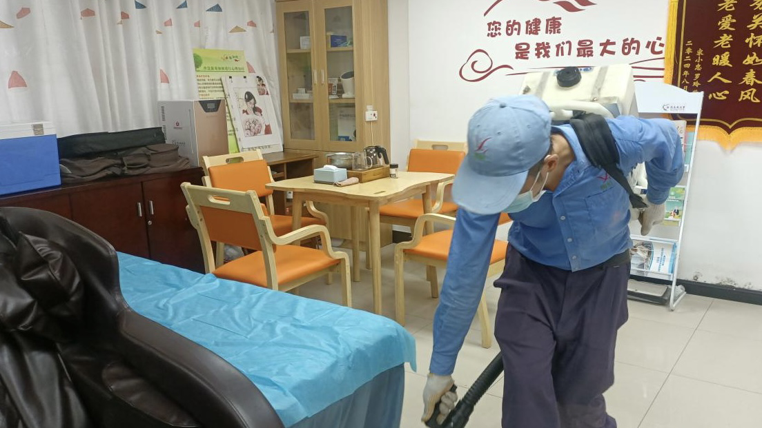 新安城管走进长者服务点灭蚊消杀，护航长者健康