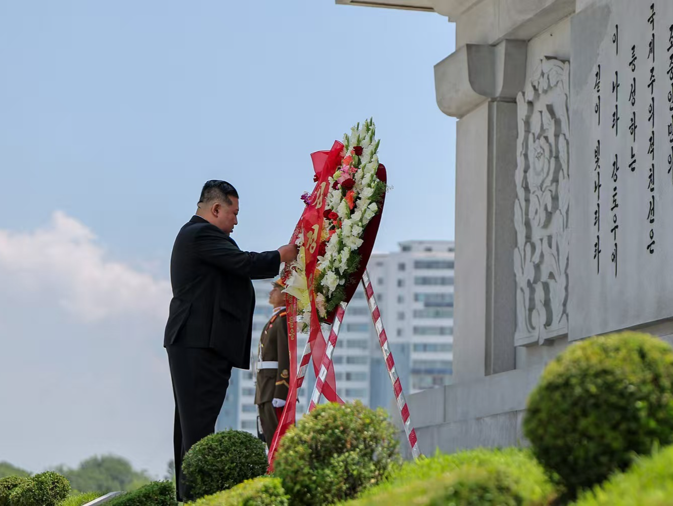 金正恩参谒中朝友谊塔并献花圈 