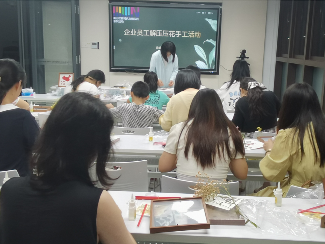 云城社区举行“解压压花活动”为企业员工减压