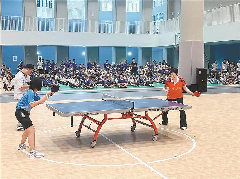 首位奥运乒乓球冠军陈静走进宝安中学(集团)第二实验学校交流