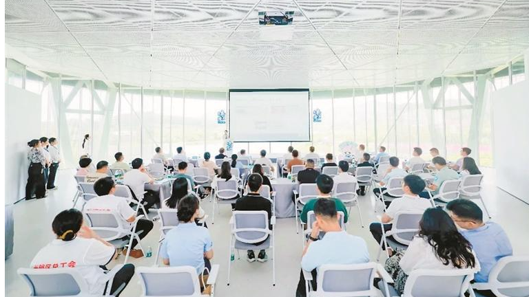 左岸半月谭人才交流活动举行 劳模工匠共聚虹桥公园话发展