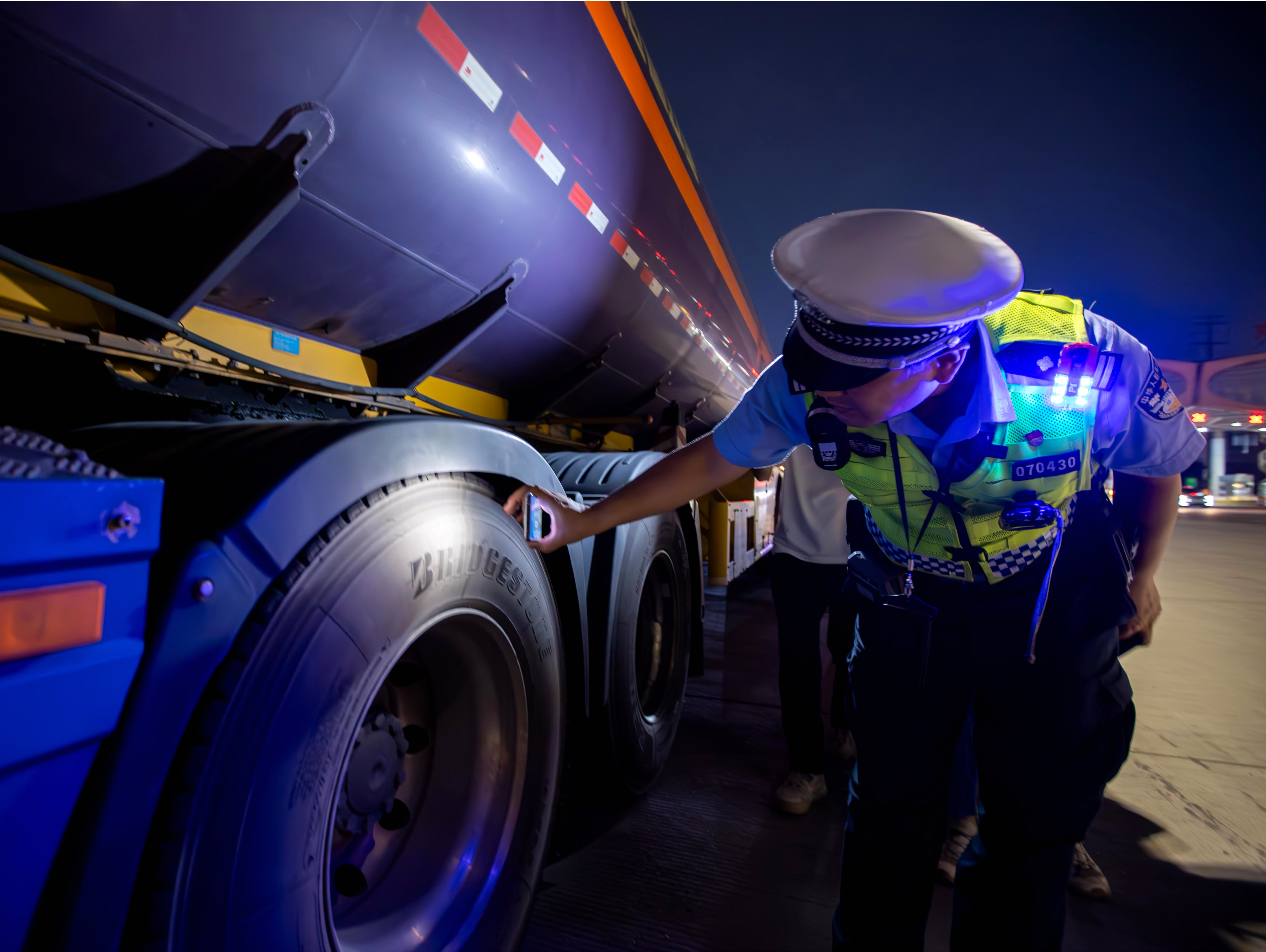 警灯闪耀照亮夏夜 深圳交警守护夜间安全“不打烊”