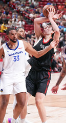 （体育）（3）篮球——NBA夏季联赛：杨瀚森首秀 开拓者胜勇士