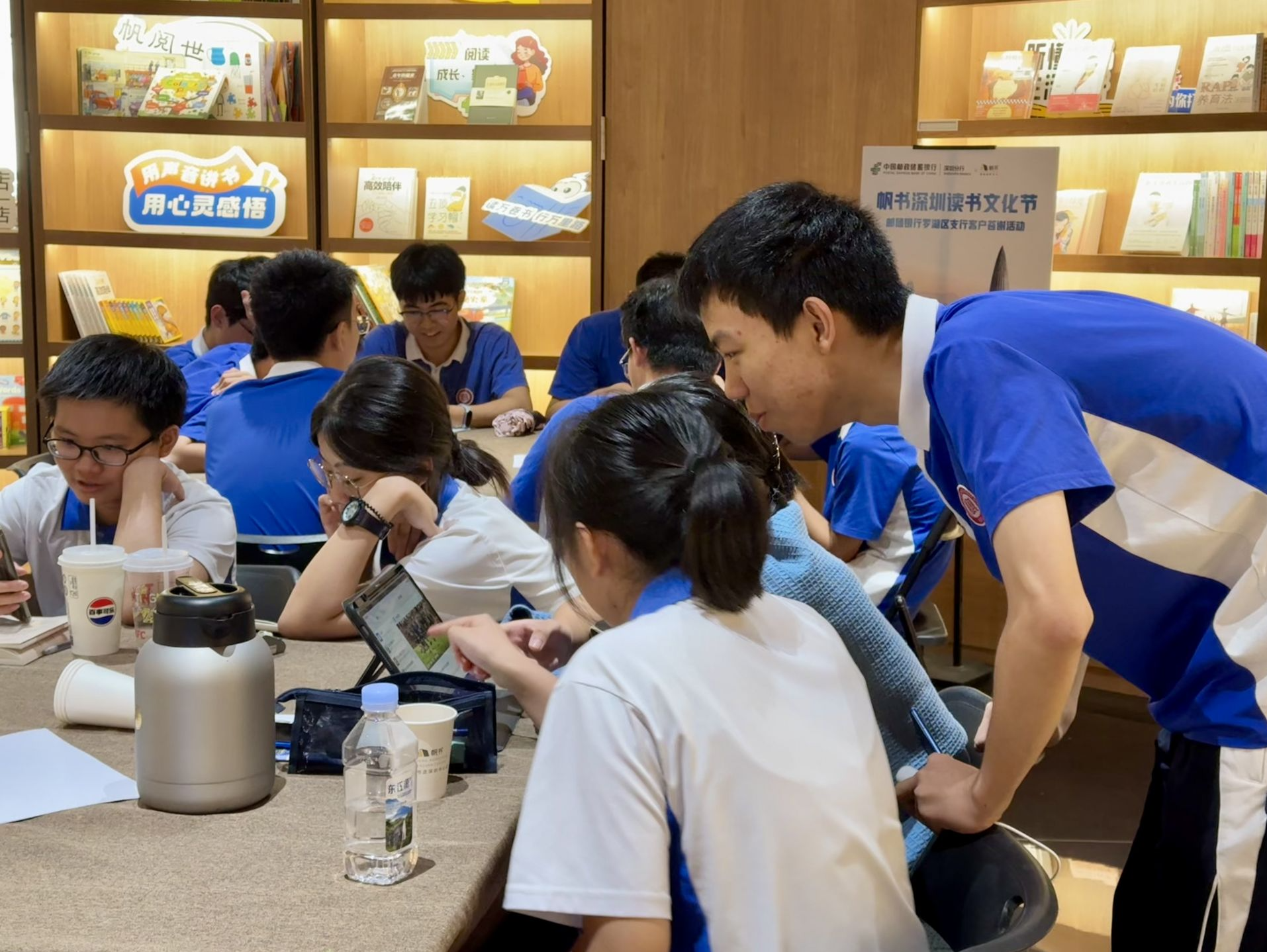 探秘AI智媒前沿应用，红岭中学学生社会实践走进深圳报业集团