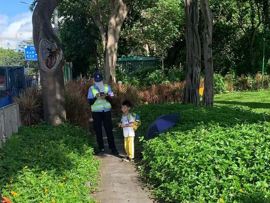 西丽街道交通劝导员勇救迷路儿童
