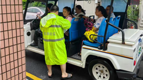 松岗街道：转移危险边坡区域人员，守护群众生命安全