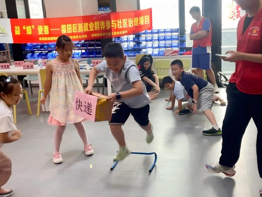 交朋友、学绘画、体验父母职业——探访新就业群体子女暑期托管班的一天