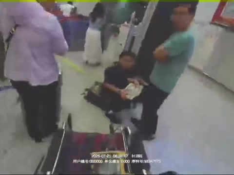 深圳北站上演20分钟“生命接力赛”，众人合力成功抢救突发心脏病旅客