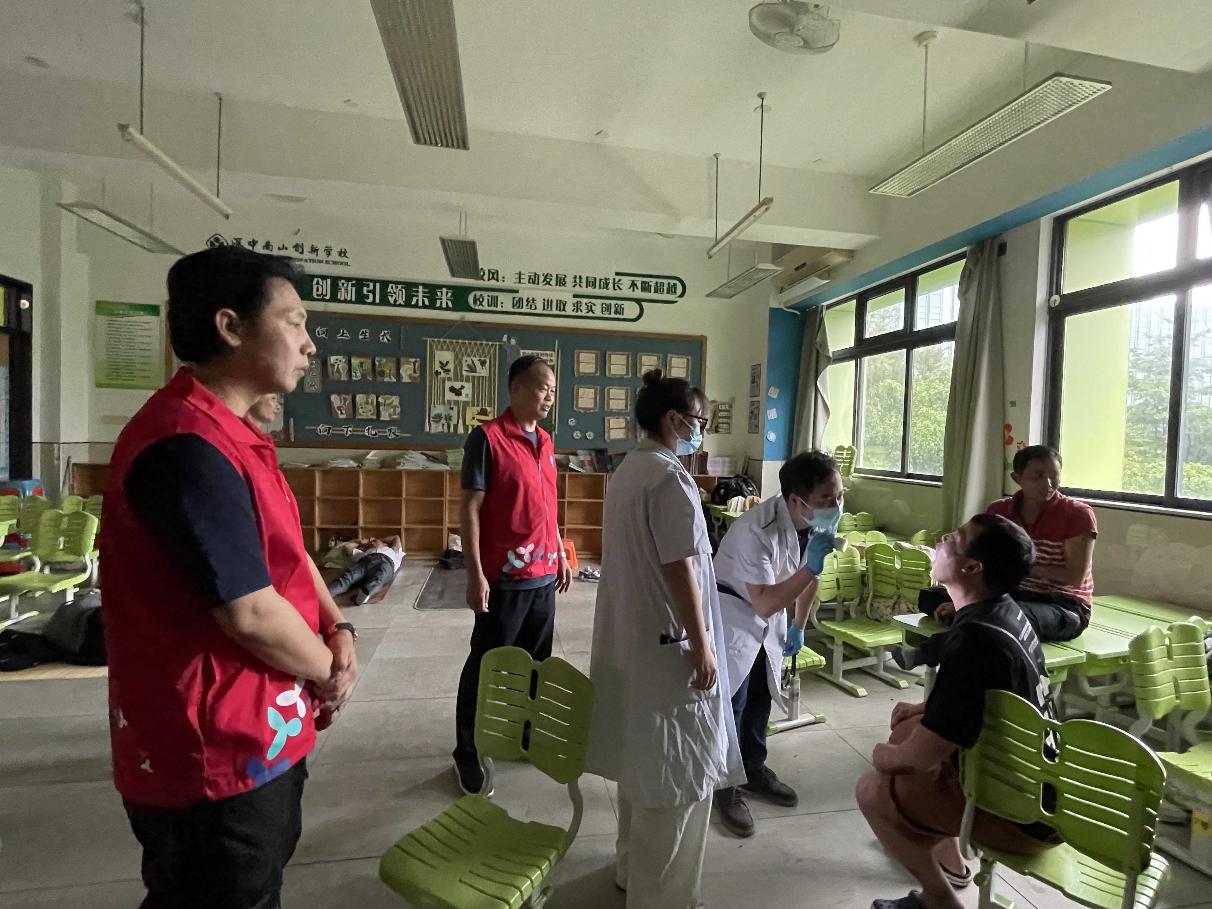 南山曙光社区：全力以赴防台风守护居民安全