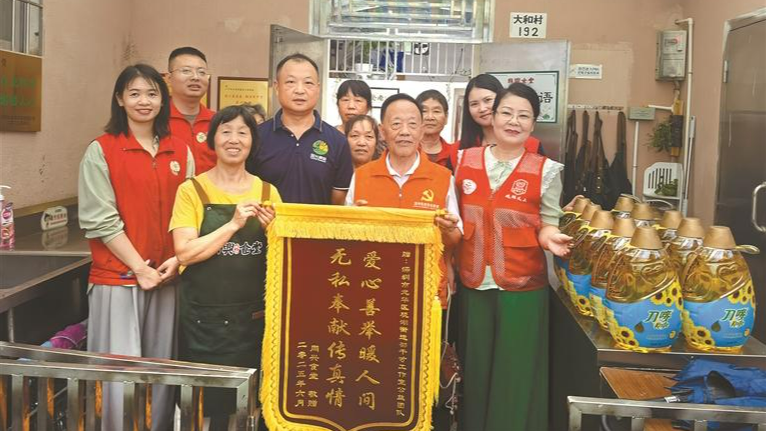 邵干才工作室联动多方献爱心获赠锦旗