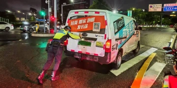 轻型货车深夜抛锚阻交通，龙华铁骑快速处置保畅通