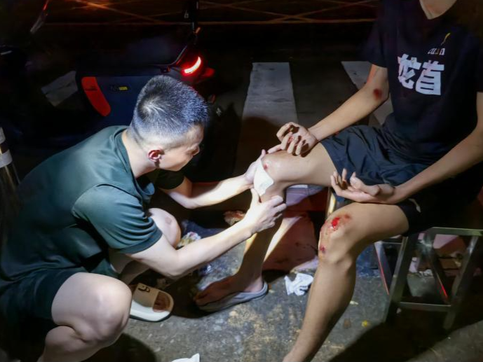 武警深圳第一支队某中队成功救助一名受伤群众