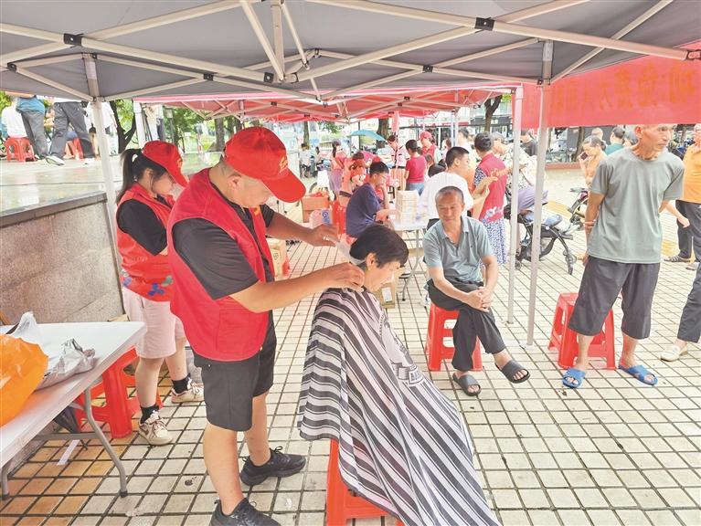 白花社区“宝藏集市”火热开市