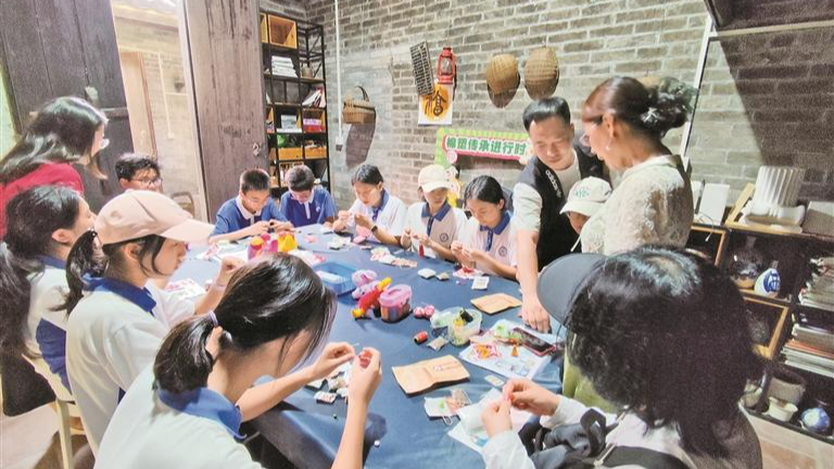 古村“燃”了！深大附中近百名学生走进福永凤凰古村