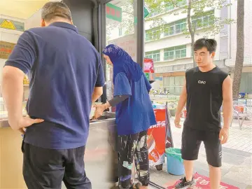 梅林街道一间社区厨房因独特美食成网红，中巴夫妻巧创咖喱肠粉架起文化桥梁