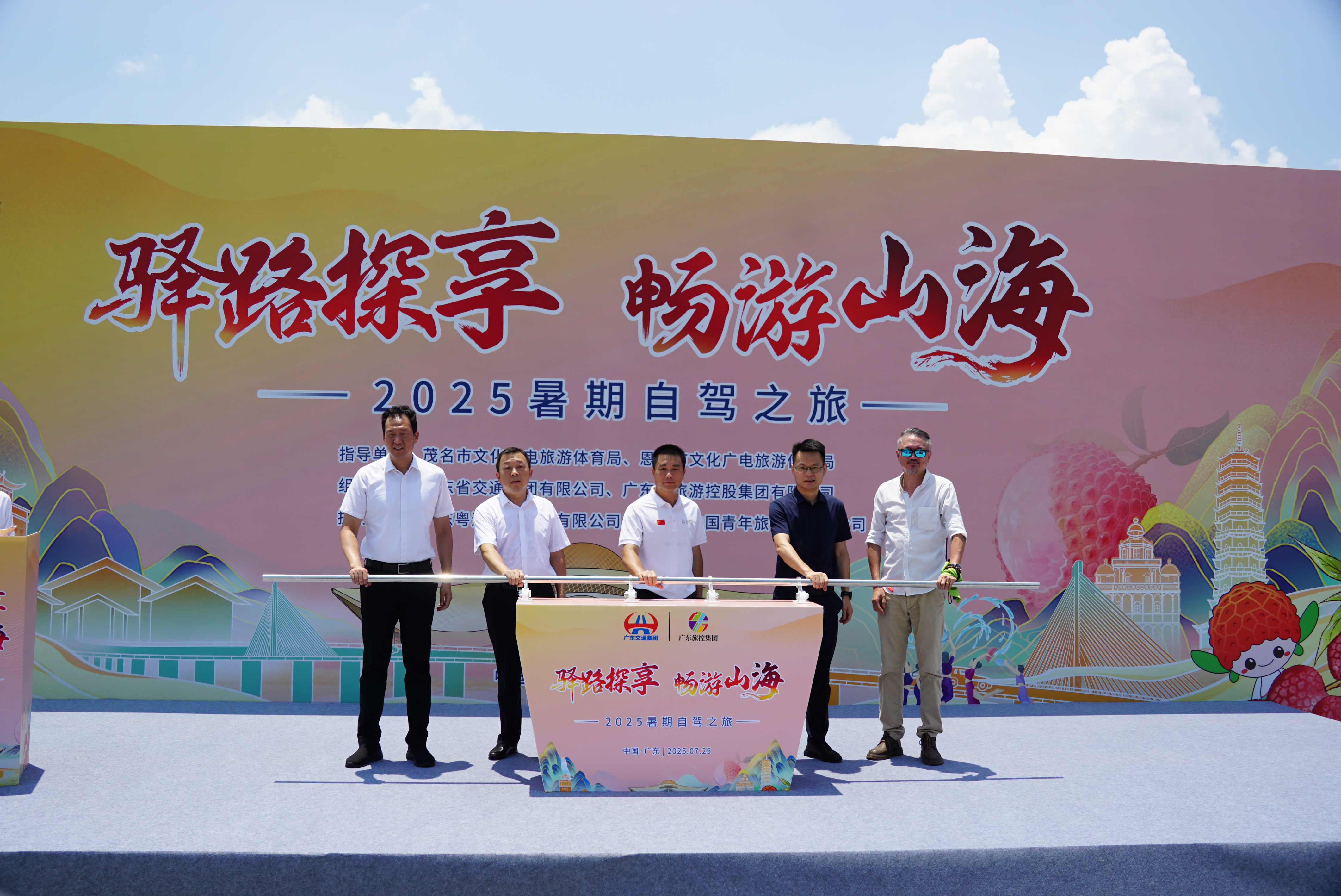 自驾出游新体验：四大主题服务区成自驾游景点