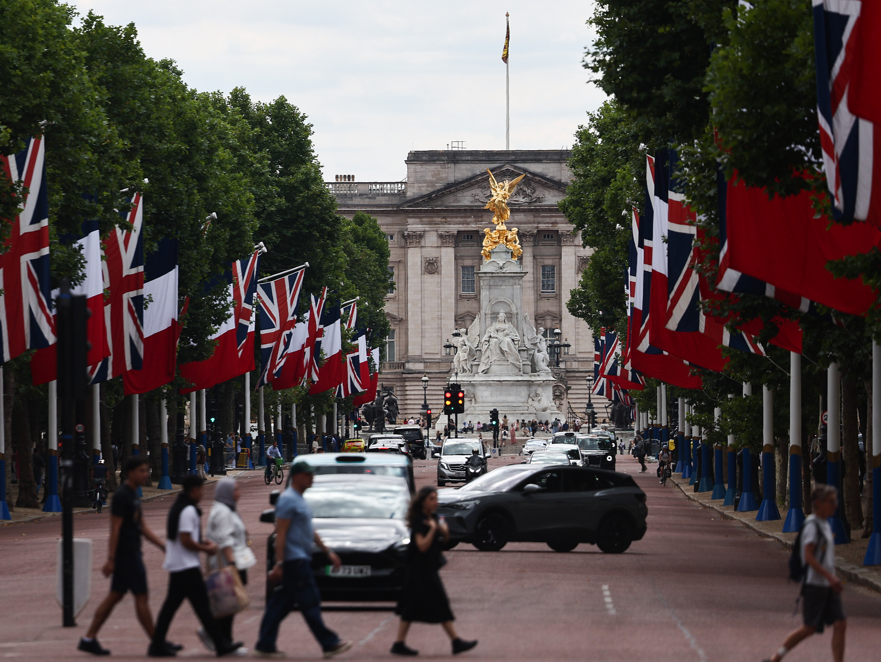 马克龙前脚刚走 特朗普后脚要来 英法还能“手牵手 肩并肩”吗？