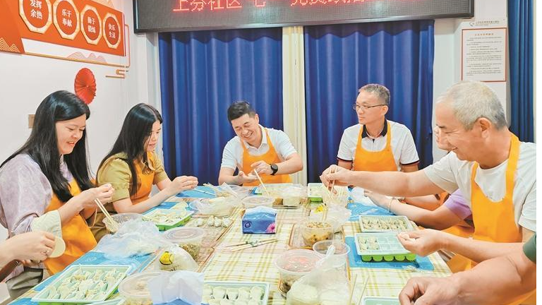 上芬社区新老党员包爱心饺子