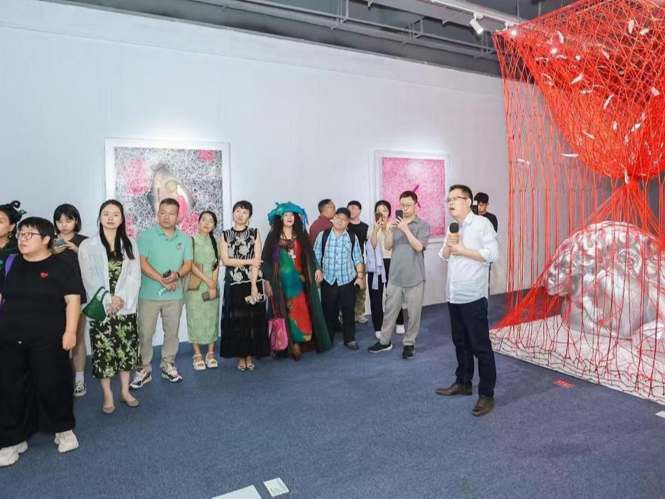 跨越代际与媒介，首届新童话主义当代艺术双年展深圳启幕