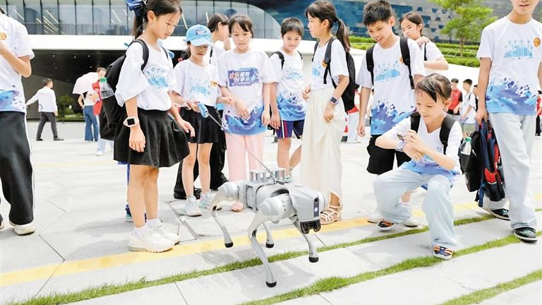 光明职工子女乐享科技之旅 300余名企事业单位职工子女参与活动