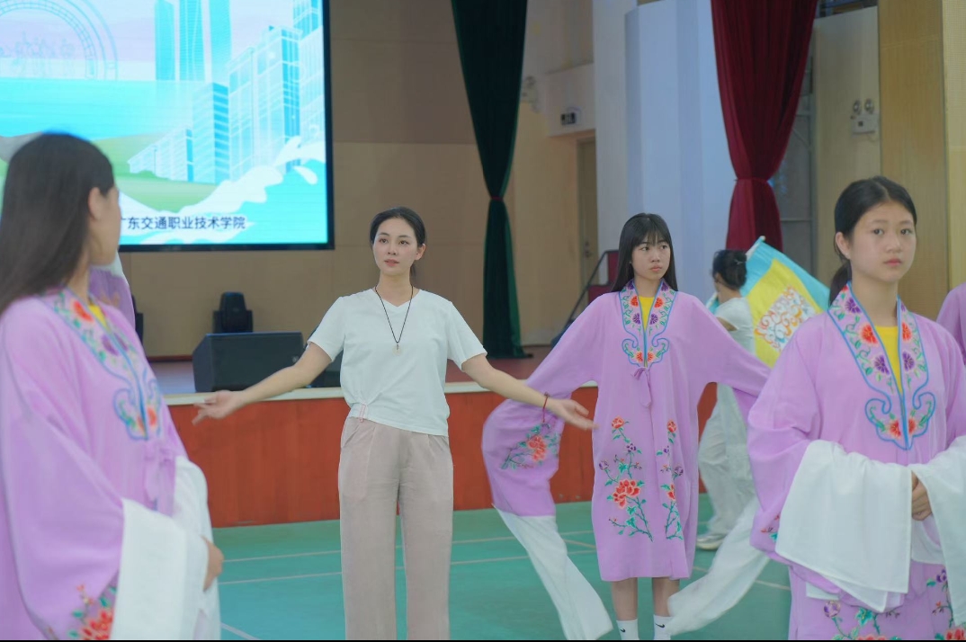 以戏寻根、遇见粤剧！华裔青少年“粤剧+街舞”跨界快闪燃动广州永庆坊
