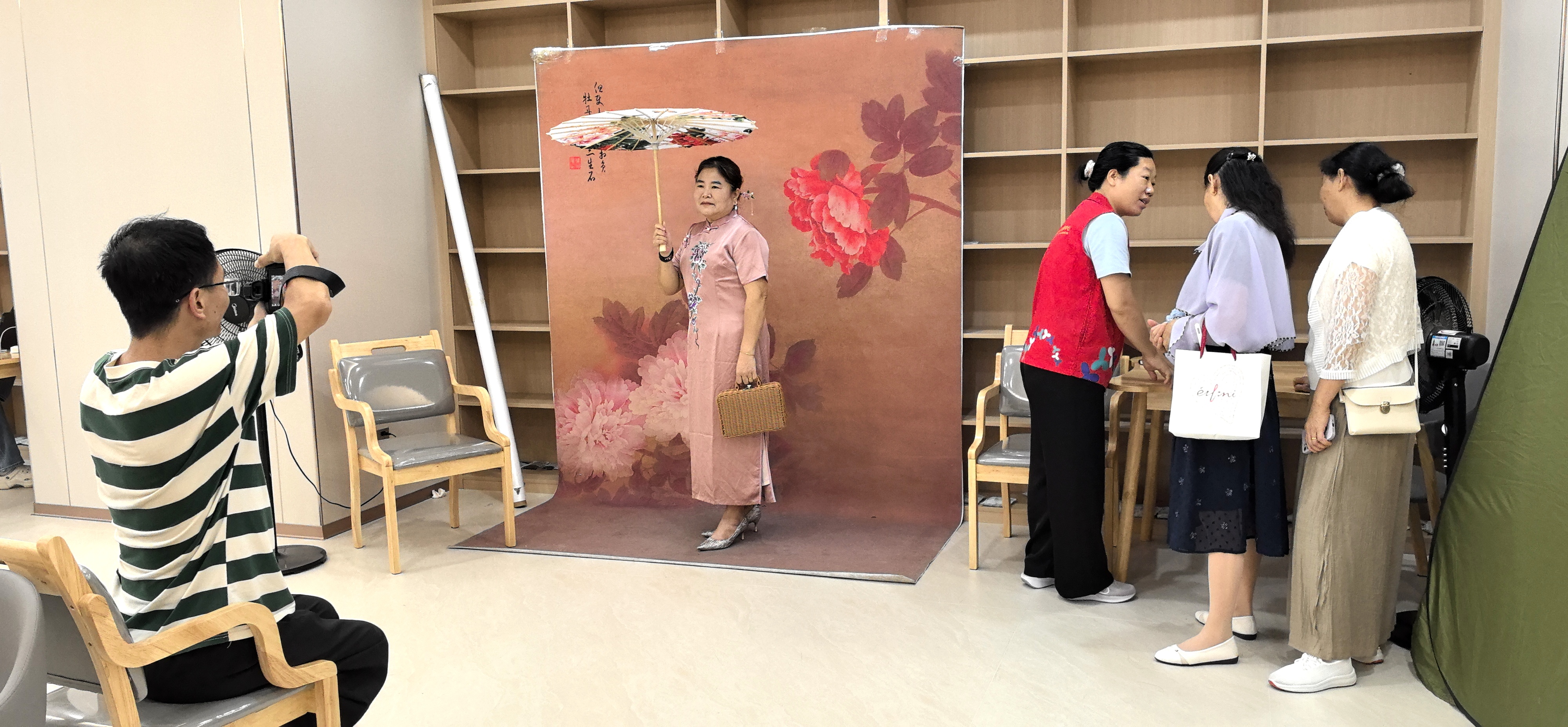 西丽街道曙光社区举行“崇尚荣誉·重温荣光”关爱退役军人公益摄影活动 