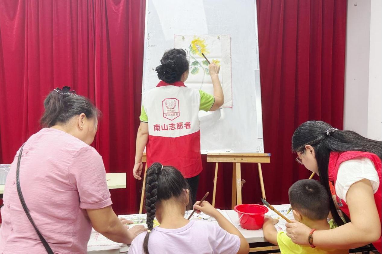 西丽街道西丽社区“一老带一小”激活社区治理新活力