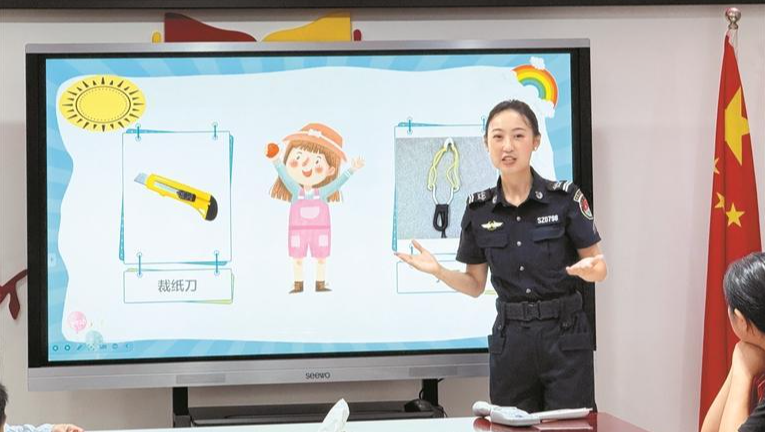 宝安国际机场志愿服务站志愿者进社区科普民航安全知识