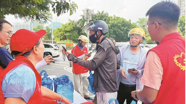 白花社区新就业群体喜领“清凉礼包”