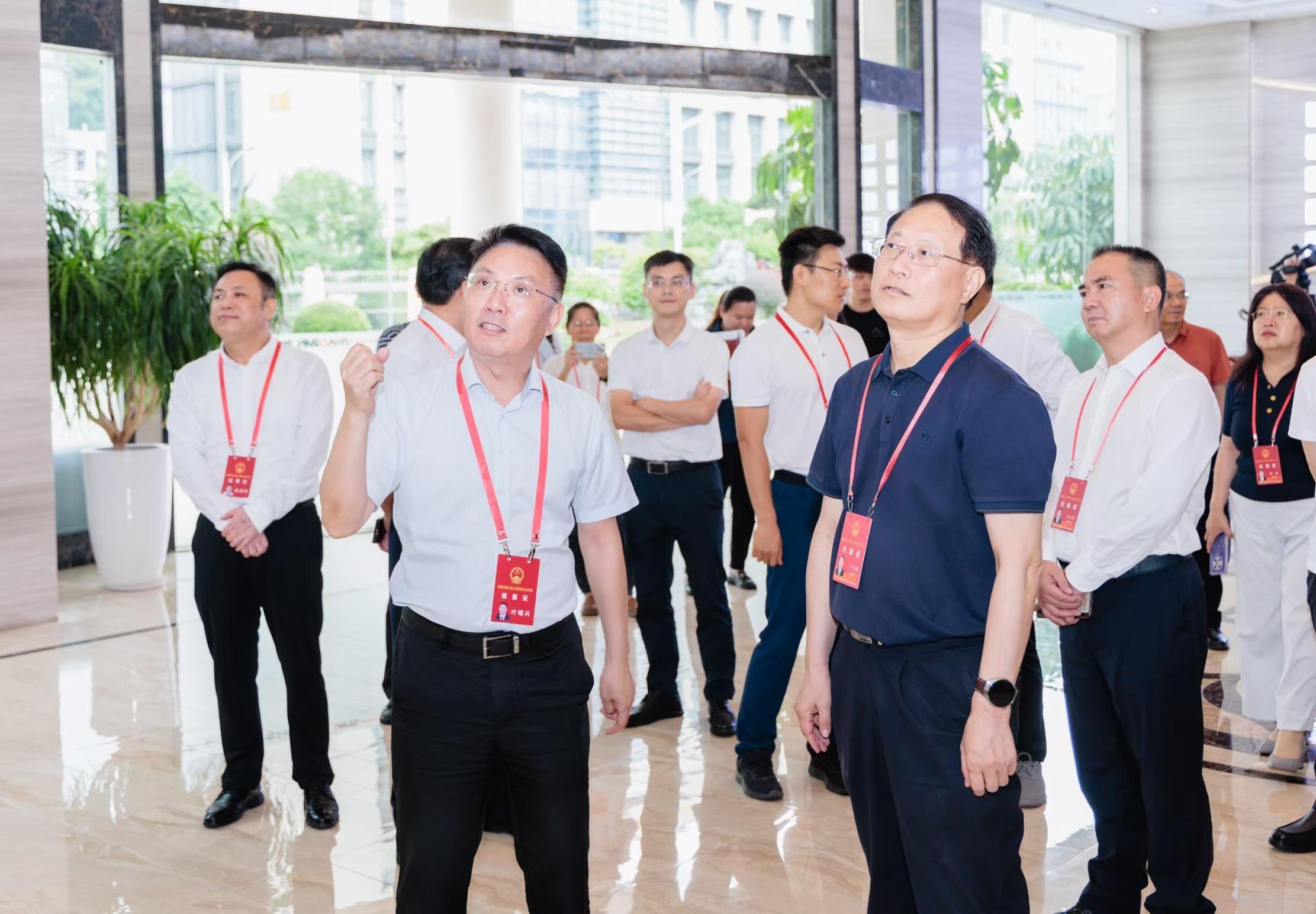 区人大常委会组织人大代表实地调研燕罗湾区芯城建设并召开议事会，为湾区芯城建设注入人大新力量