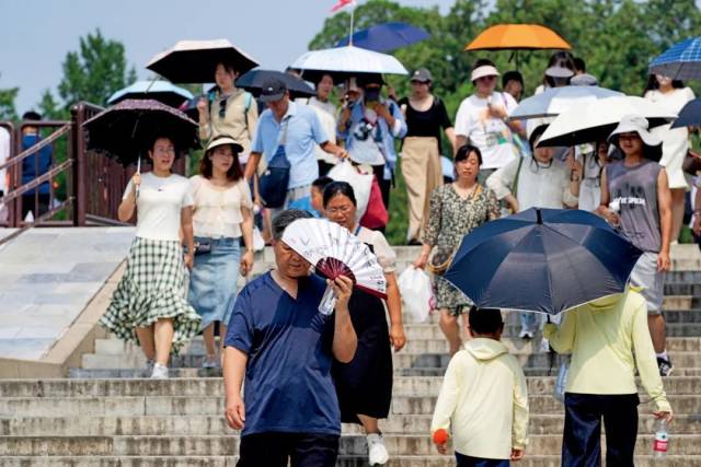 2025年7月12日，北京持续高温，游客热情不减，在天坛公园游玩。
