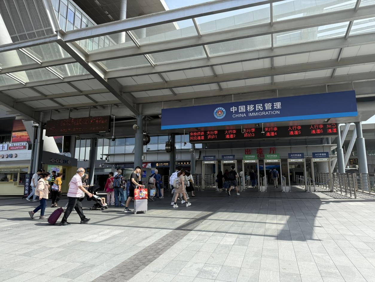 深港跨境货车通关规则调整，7月30日起实施  运载特定货物跨境货车可经深圳湾口岸通关