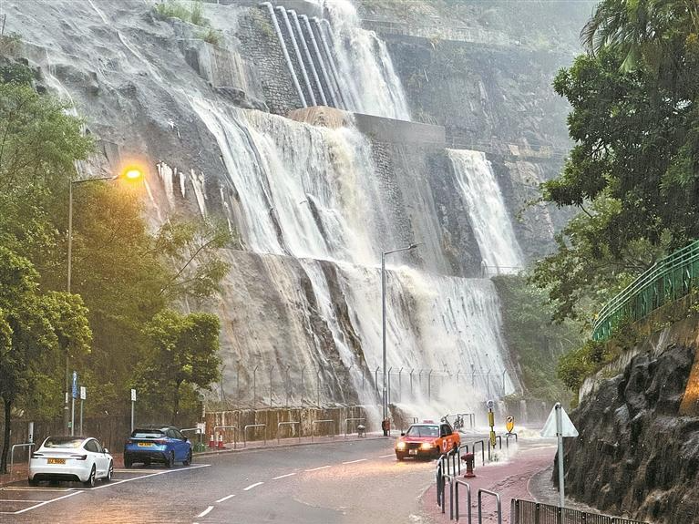 香港发布今年首个“黑雨”警告 多区出现水浸停电事故