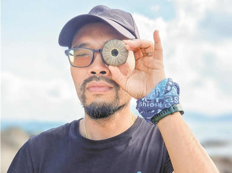 我的深圳故事·城市英雄241期 | “胡子老师”成术荣：他划着桨板，带孩子们“打捞”出海洋的真相