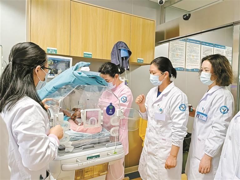 雪域高原的生命守护者：深圳龙华援藏医护张燕飞、诸运青与察隅的300多个日夜