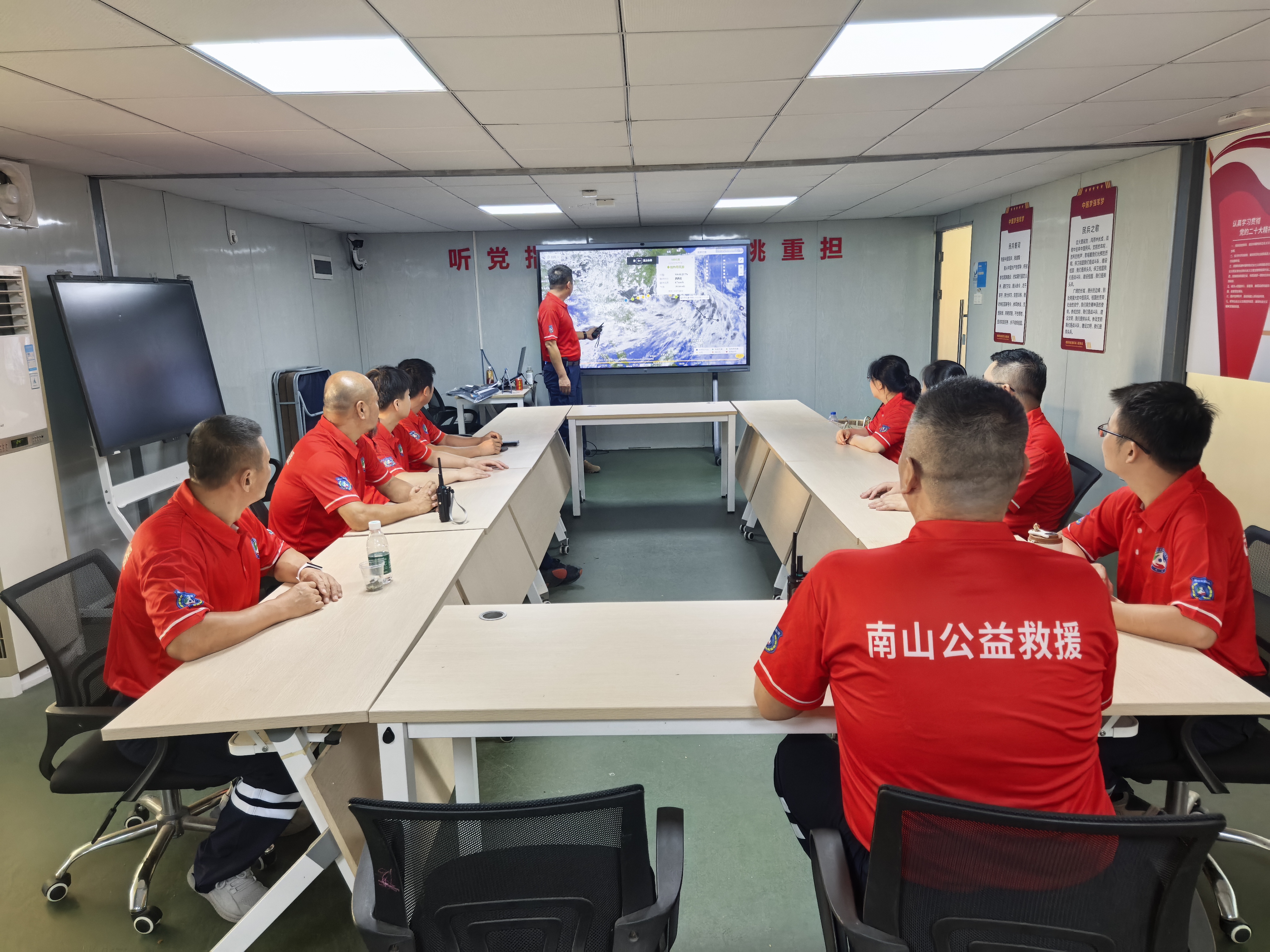 南山公益救援队：台风“韦帕”中的生命守护与心灵护航