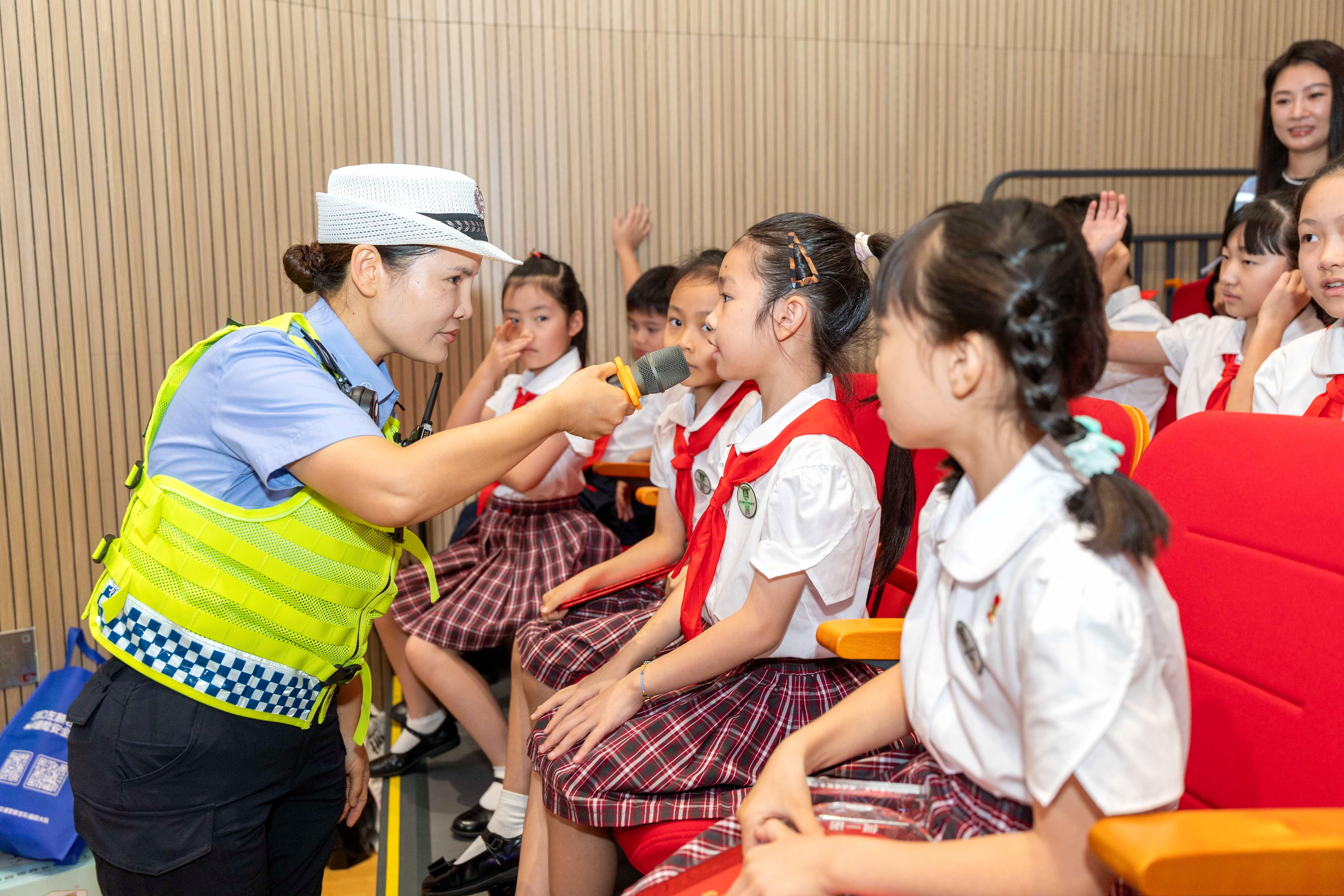 深圳交警为全市学生送上暑期交通安全“必修课”