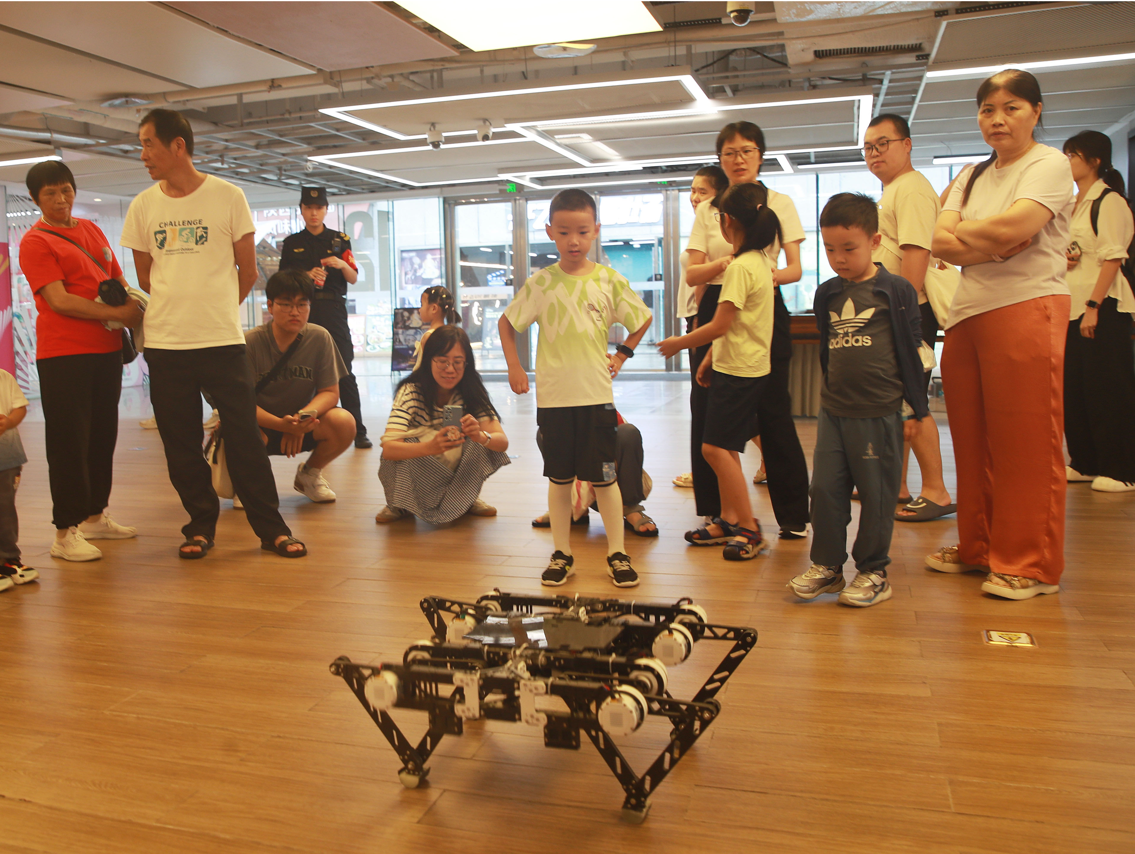 AI机器人嘉年华燃动深圳中心书城