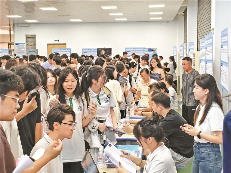 光明-汕尾城区劳务协作专场招聘会举办
