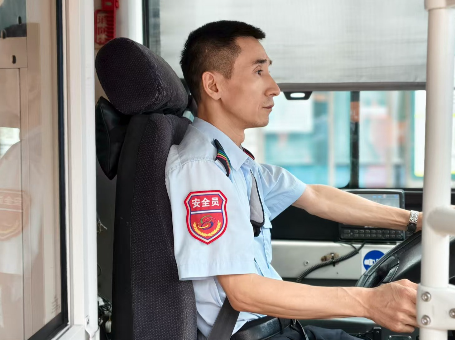 “看到这一幕，觉得心里特别暖”，公交驾驶员帮扶老人传递城市温情