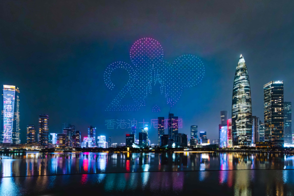香港迪士尼乐园度假区于深圳夜空派送 20周年 “奇妙空中邀请函” 诚邀大湾区宾客共赴20周年奇妙派对 
