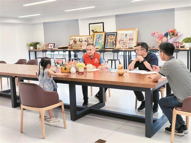 区民政局联合医院开展爱心义诊活动